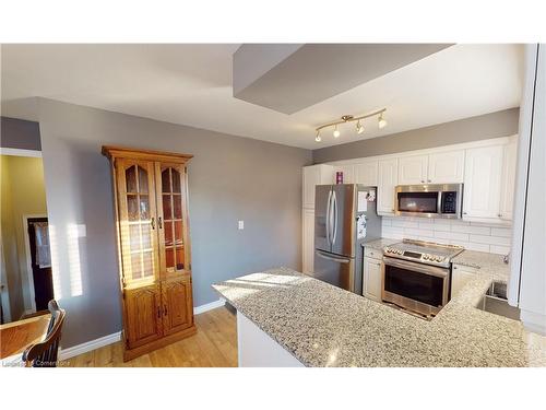 6436 Armstrong Drive, Niagara Falls, ON - Indoor Photo Showing Kitchen With Stainless Steel Kitchen