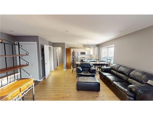 6436 Armstrong Drive, Niagara Falls, ON - Indoor Photo Showing Living Room