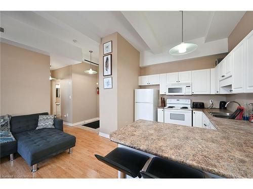 105-6365 Drummond Road, Niagara Falls, ON - Indoor Photo Showing Kitchen