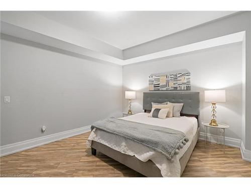 1290 Lakebreeze Drive, Mississauga, ON - Indoor Photo Showing Bedroom