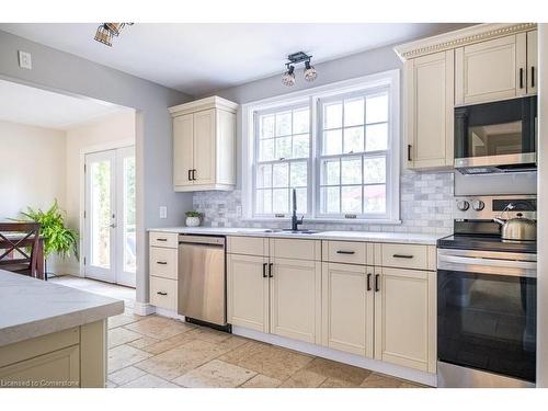 58 Hillcrest Avenue, Hamilton, ON - Indoor Photo Showing Kitchen