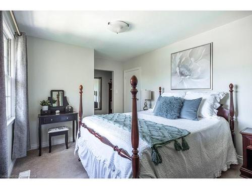 58 Hillcrest Avenue, Hamilton, ON - Indoor Photo Showing Bedroom