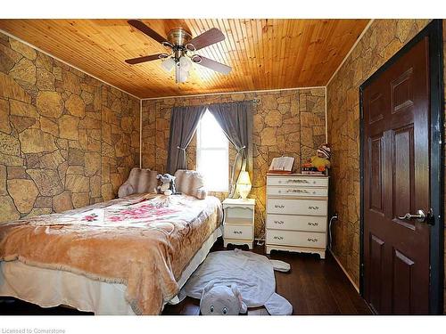 443 Cannon Street E, Hamilton, ON - Indoor Photo Showing Bedroom