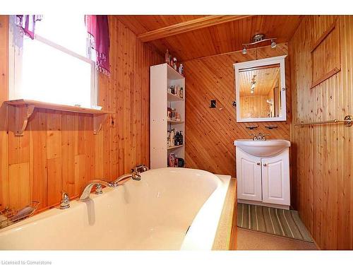 443 Cannon Street E, Hamilton, ON - Indoor Photo Showing Bathroom