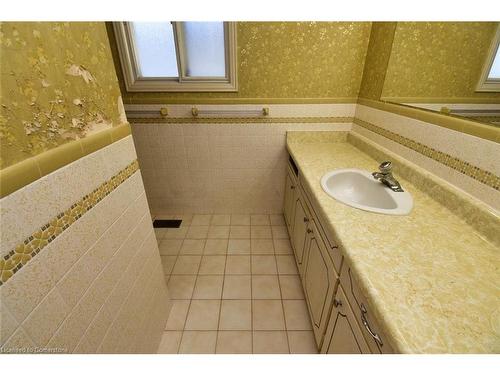 69 San Francisco Avenue, Hamilton, ON - Indoor Photo Showing Bathroom