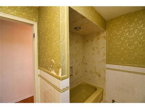 69 San Francisco Avenue, Hamilton, ON - Indoor Photo Showing Bathroom