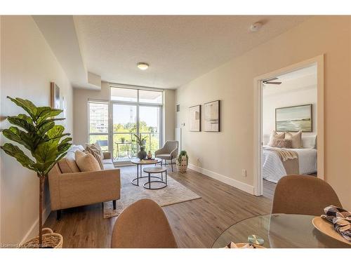 315-551 Maple Avenue, Burlington, ON - Indoor Photo Showing Living Room