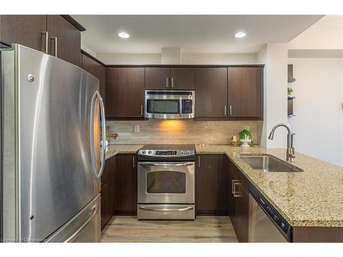 315-551 Maple Avenue, Burlington, ON - Indoor Photo Showing Kitchen With Upgraded Kitchen