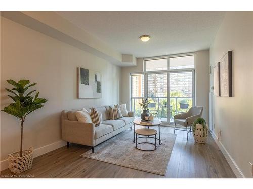 315-551 Maple Avenue, Burlington, ON - Indoor Photo Showing Living Room