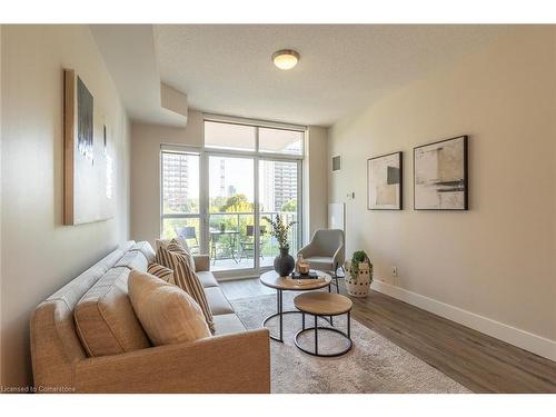 315-551 Maple Avenue, Burlington, ON - Indoor Photo Showing Living Room