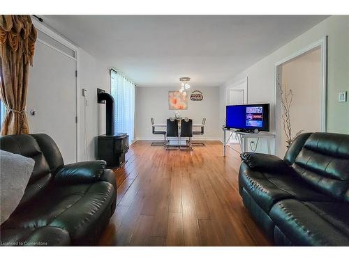 B59-25 Britten Close, Hamilton, ON - Indoor Photo Showing Living Room