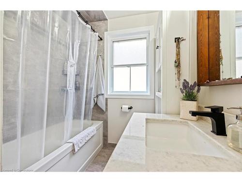 298 Homewood Avenue, Hamilton, ON - Indoor Photo Showing Bathroom