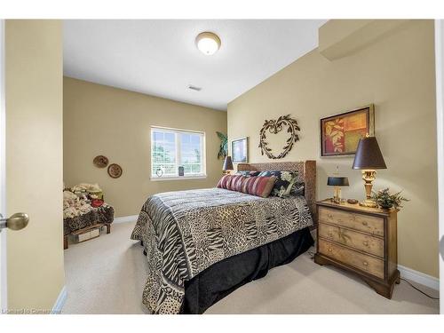 2-61 Cloverleaf Drive, Ancaster, ON - Indoor Photo Showing Bedroom