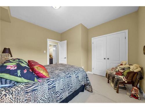 2-61 Cloverleaf Drive, Ancaster, ON - Indoor Photo Showing Bedroom