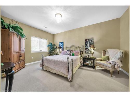 2-61 Cloverleaf Drive, Ancaster, ON - Indoor Photo Showing Bedroom