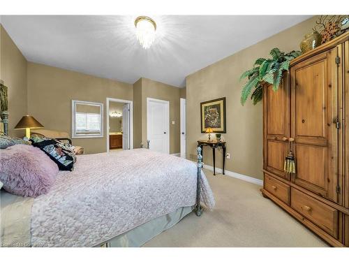 2-61 Cloverleaf Drive, Ancaster, ON - Indoor Photo Showing Bedroom