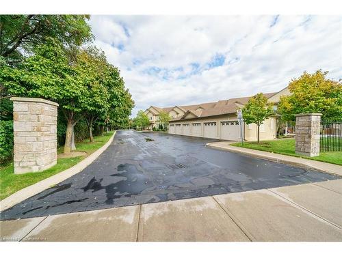 2-61 Cloverleaf Drive, Ancaster, ON - Outdoor