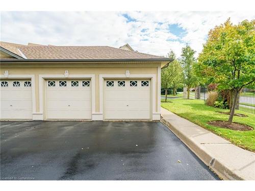 2-61 Cloverleaf Drive, Ancaster, ON - Outdoor