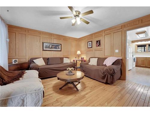 1500 Concession 7 Townsend Road, Waterford, ON - Indoor Photo Showing Living Room