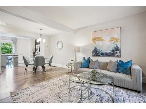 21-130 Livingston Avenue, Grimsby, ON - Indoor Photo Showing Living Room