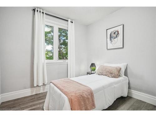 21-130 Livingston Avenue, Grimsby, ON - Indoor Photo Showing Bedroom