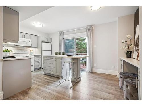 21-130 Livingston Avenue, Grimsby, ON - Indoor Photo Showing Kitchen