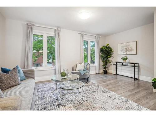 21-130 Livingston Avenue, Grimsby, ON - Indoor Photo Showing Living Room