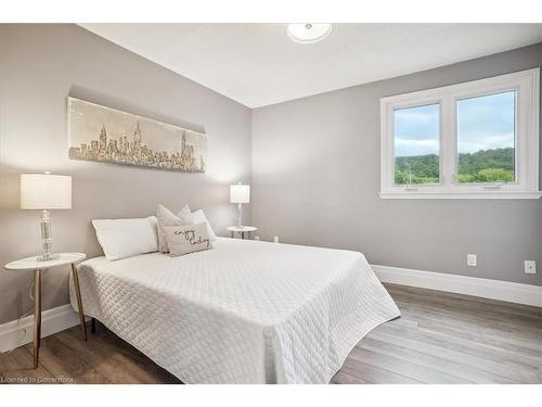 21-130 Livingston Avenue, Grimsby, ON - Indoor Photo Showing Bedroom