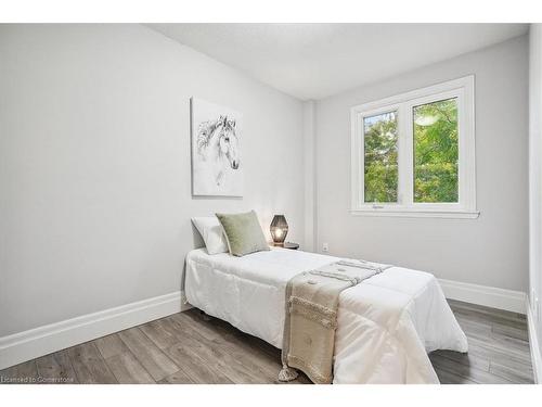 21-130 Livingston Avenue, Grimsby, ON - Indoor Photo Showing Bedroom