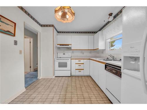 130 Jarrett Place, Dunnville, ON - Indoor Photo Showing Kitchen With Double Sink