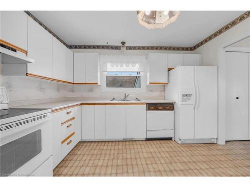 130 Jarrett Place, Dunnville, ON - Indoor Photo Showing Kitchen With Double Sink