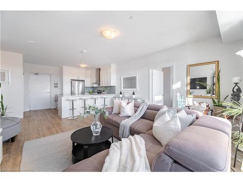 409-1 Redfern Street, Hamilton, ON - Indoor Photo Showing Living Room