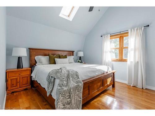 106 Victoria Street, Dundas, ON - Indoor Photo Showing Bedroom