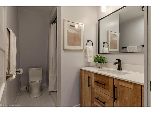 106 Victoria Street, Dundas, ON - Indoor Photo Showing Bathroom