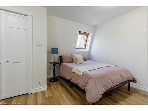 106 Victoria Street, Dundas, ON - Indoor Photo Showing Bedroom