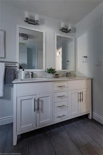 106 Victoria Street, Dundas, ON - Indoor Photo Showing Bathroom