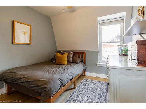 106 Victoria Street, Dundas, ON - Indoor Photo Showing Bedroom