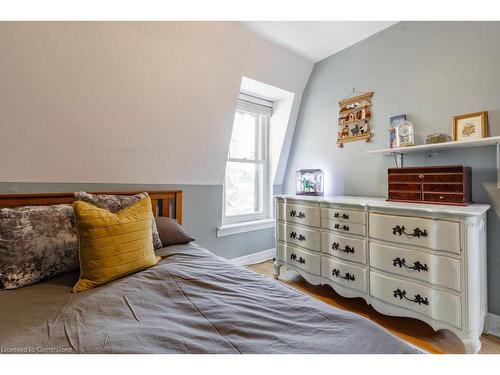 106 Victoria Street, Dundas, ON - Indoor Photo Showing Bedroom