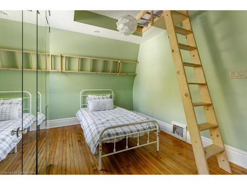 106 Victoria Street, Dundas, ON - Indoor Photo Showing Bedroom