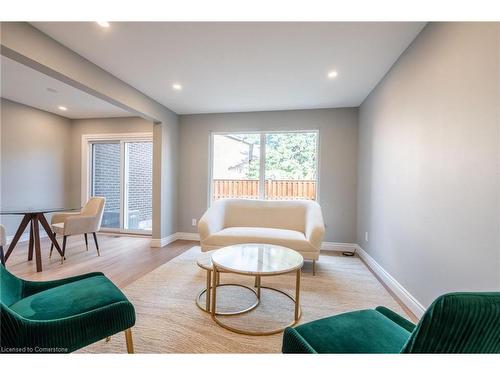 5201 Banting Court, Burlington, ON - Indoor Photo Showing Living Room