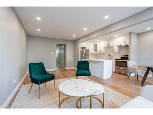 5201 Banting Court, Burlington, ON - Indoor Photo Showing Living Room