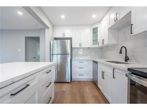 5201 Banting Court, Burlington, ON - Indoor Photo Showing Kitchen With Upgraded Kitchen