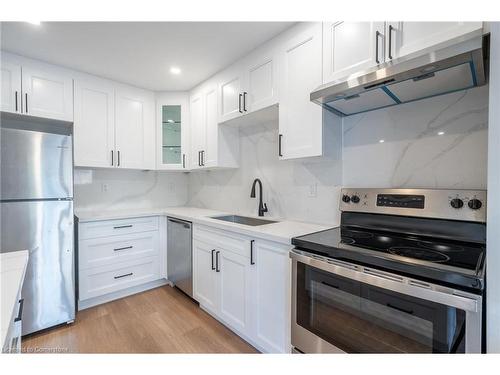 5201 Banting Court, Burlington, ON - Indoor Photo Showing Kitchen With Upgraded Kitchen