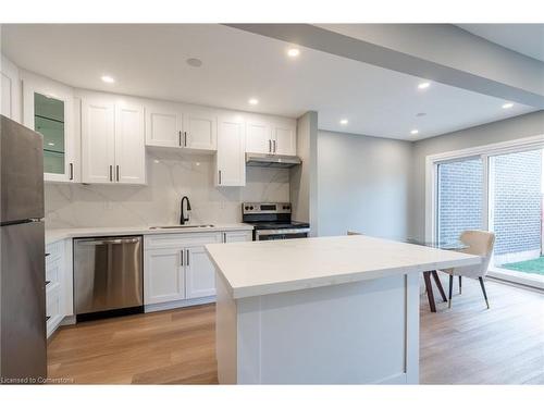 5201 Banting Court, Burlington, ON - Indoor Photo Showing Kitchen With Upgraded Kitchen