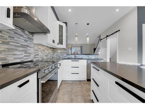 57 Willow Lane, Grimsby, ON - Indoor Photo Showing Kitchen With Upgraded Kitchen