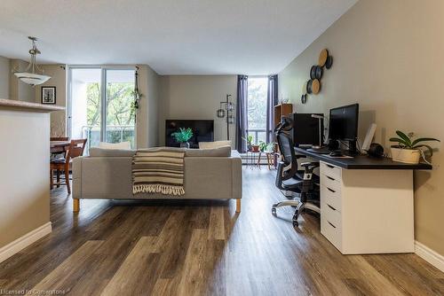 409-75 Glenburn Court, Hamilton, ON - Indoor Photo Showing Living Room