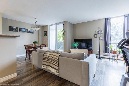 409-75 Glenburn Court, Hamilton, ON - Indoor Photo Showing Living Room