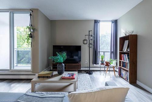 409-75 Glenburn Court, Hamilton, ON - Indoor Photo Showing Living Room