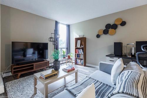 409-75 Glenburn Court, Hamilton, ON - Indoor Photo Showing Living Room