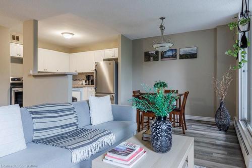 409-75 Glenburn Court, Hamilton, ON - Indoor Photo Showing Living Room